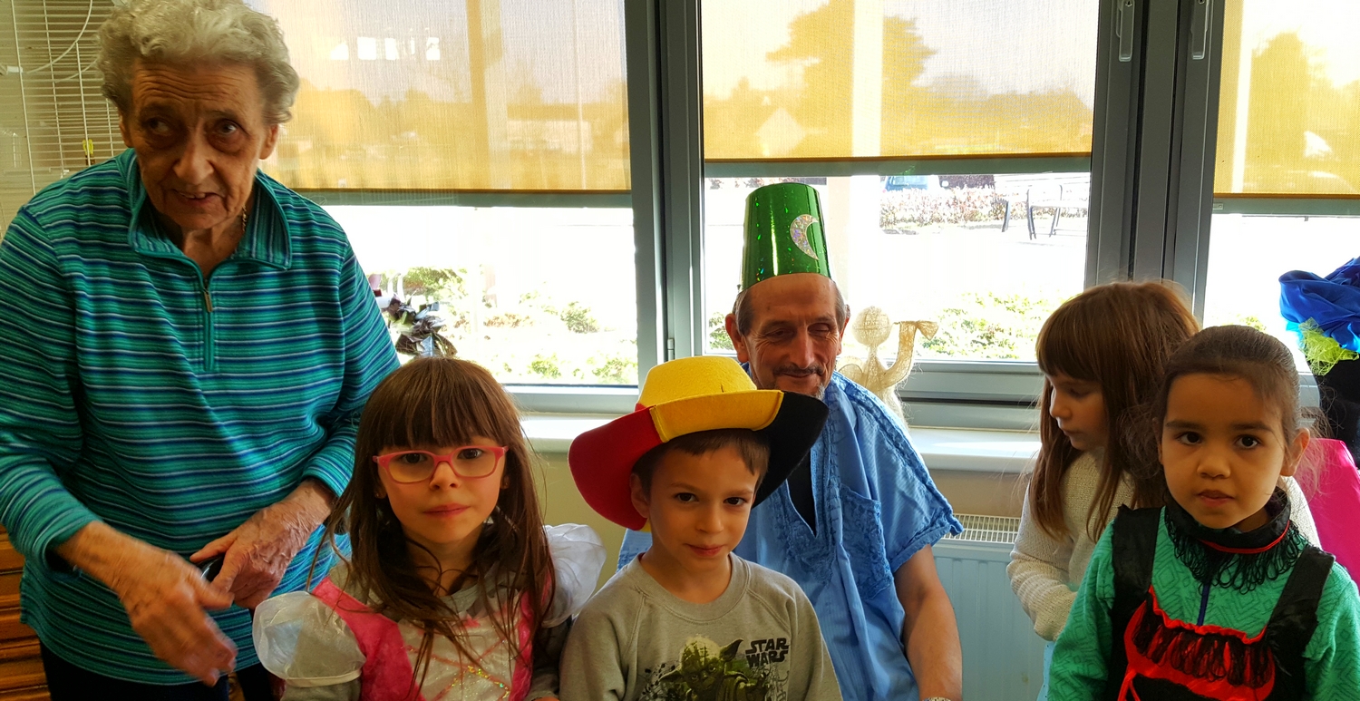Les rsidents et les lves de l'cole Saint-Louis de Ghlin